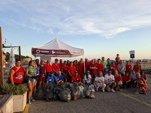 Livorno e i suoi guardiani del mare: al moletto e al Sale via 47 chili di rifiuti