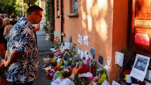Guccini, processione infinita in via Paolo Fabbri. Fiori e messaggi da tutta Italia: “La fiamma non si spegnerà mai”