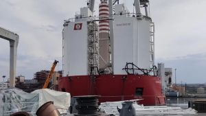 Lavori sul dislivello fra chiatta e banchina: così si farà sbarcare la gru a Monfalcone