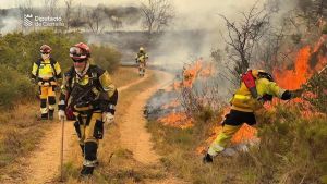 Más de 200 bomberos se emplean a fondo en Castellón en el incendio de Tírig tras estabilizarse la Serra y Culla
