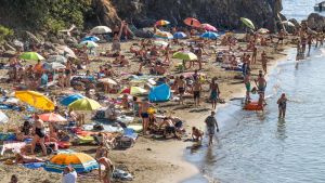 Spiaggia libera sì, ma attenti alle regole (anche per gli ombrelloni): multe fino a 3mila euro per chi ‘prenota’ il posto