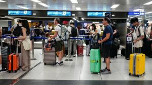 A Linate i timori di chi parte. E i tour operator: “File e disagi nei servizi”. Ma il governo minimizza