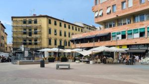 Livorno, diciottenne presa a pugni in piazza Attias: «Sono stata aggredita scopo sessuale»