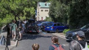 Riapre il parcheggio, ma nel parco di Miramare torna a regnare il caos