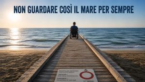 In sedia a rotelle davanti al mare: l’immagine con l’AI per scoraggiare i tuffi pericolosi