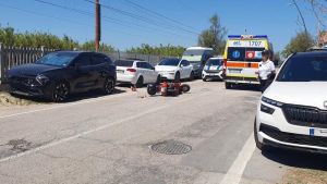 Torrette di Fano, Vespa contro una Bmw in via Cappellini: ferite lievi