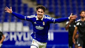 La decisión del Real Oviedo con su cuarto delantero: Víctor Mingo, muy cerca de seguir vestido de azul