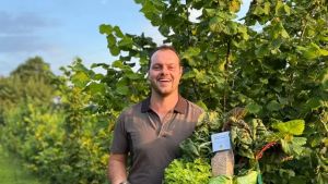 Rileva l’azienda agricola del nonno, la vita controcorrente di Enrico: «La terra una passione che non conosce ferie»