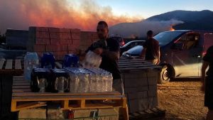 Ρουβίκωνας και στις πυρκαγιές: Αγόρασαν πυροσβεστικά οχήματα και επιχειρούν στα μέτωπα