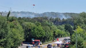 Tra le fiamme a Monfalcone anche ordigni bellici inesplosi: soccorsi bloccati da terra, canadair ed elicotteri in volo