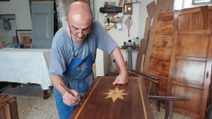 Brescia, Danesi dopo quarant’anni chiude bottega. Il maestro restauratore lascia: “Impossibile trovare eredi”