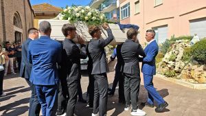Folla e commozione ai funerali di Davide, morto in un tragico incidente stradale. “Ora ci guarda da lassù”