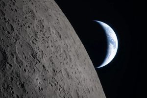 Professor uses two balls and string to show how far the Moon actually is from Earth