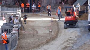 Siena, conto alla rovescia per il Palio dell’Assunta: ecco il tufo in piazza. Oggi la lista per le prove all’alba