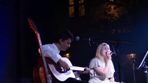 I giovani talenti locali portano musica e danza sotto le stelle cadenti