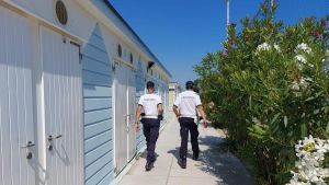Notte da incubo. Pestato in spiaggia da tre minorenni