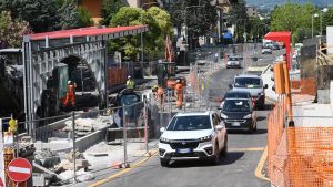 Nuovo volto per San Sisto . Il Metrobus è pronto a partire ma i pedoni restano indietro