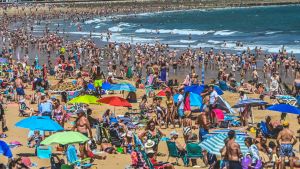 La guerra de las sombrillas por la primera línea de playa