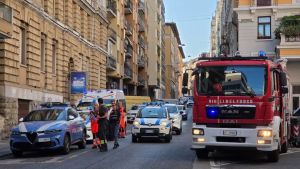 Trieste, principio d'incendio in un appartamento in via Piccardi: brucia un cestino, traffico in tilt per venti minuti