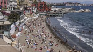 Ferie d’agosto, l’overtourism (con rincari) tutto italiano
