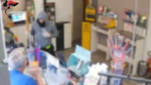 Rapina in tabaccheria a Udine con una mazza da baseball: arrestato un giovane