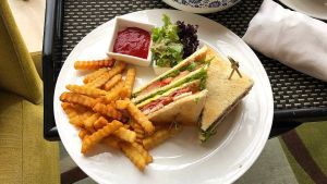 A quel mystérieux club appartient donc le club sandwich, ce roi du «room service»?
