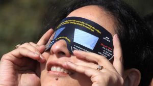 Non scherziamo: l’eclissi solare non si può guardare a occhio nudo nè con gli occhiali da sole