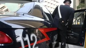 Saronno, uomo si barrica in casa e minaccia di darsi fuoco: poi la resa dopo quasi tre ore di paura