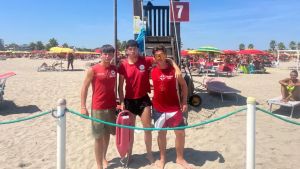 Sottomarina, tuffo nell’acqua è bassa: salvato dai bagnini