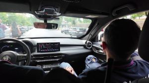 Tenta il furto all'interno di un'auto in sosta e picchia il proprietario: scatta l’arresto alla sagra