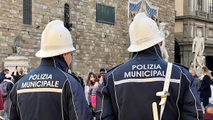 Atti osceni nei giardini di Ugnano, uomo fermato dalla polizia municipale
