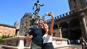 Turismo estivo a Bologna, numeri in crescita: alberghi pieni al 79%. “Buone prospettive anche per Ferragosto”