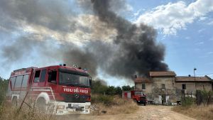 Incendio tra Ferrera Erbognone e Sannazzaro: in fiamme un cantiere abbandonato