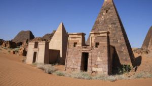 La guerra minaccia le piramidi dimenticate del Sudan: a Meroë un patrimonio rischia di scomparire