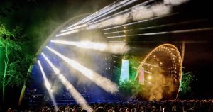 Trængslen føles som et konstant halsgreb i hver eneste afkrog af den overbefolkede festival