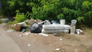 Rifiuti abbandonati nella vecchia strada degli Urbini a San Giovanni
