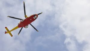 Cade con la mountain bike sulla pista da sci a Piancavallo: trasportato in ospedale con l’elicottero