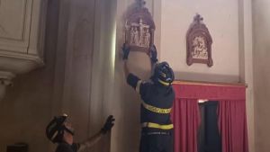 Paura a Sarzana, crolla parte del tetto della chiesa del Carmine