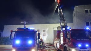 Scatolificio devastato dall’incendio, clamorosa svolta. Arrestato imprenditore concorrente: “È il mandante”