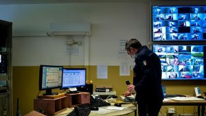 Como, rientra con 14 ore di ritardo in carcere dopo il permesso premio: nello stomaco gli trovano 12 ovuli di droga e un telefonino