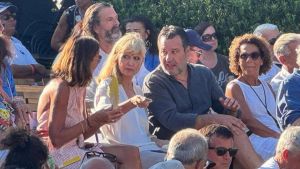 Salvini contestato al tributo per De André. Politici in ferie d’agosto: dalla Sardegna al Québec /