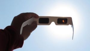 No quitar las gafas en ningún momento, la clave para disfrutar del eclipse