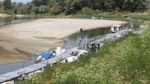 Allarme siccità, l'agonia del fiume Po: portata a meno di un terzo. “Impossibile la navigazione, lo si attraversa a piedi”