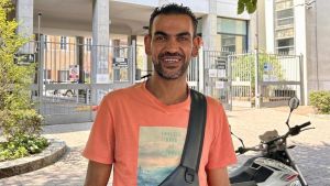 Akim si tuffa nel lago di Como e salva un bambino, ma ora è in mezzo a una strada: “In acqua ho perso le chiavi del furgone che era la mia casa”