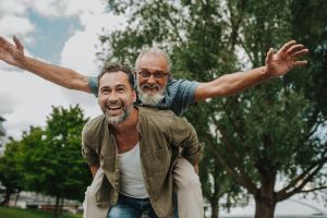 Happiness expert shares the 7 habits of people who are happy and healthy later in life