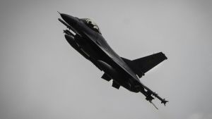 Contro i missili russi c’è una soluzione più veloce dei Patriot: gli F-16 ucraini