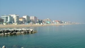 Piadina, ombrellone e musica punk. La vacanza nella East Coast of Italy