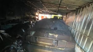 Sterpaglie in fiamme. A fuoco una ex-officina