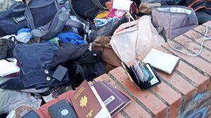 Nel centro di Pisa c’è una discarica di bagagli. Trolley rubati ai viaggiatori e abbandonati in strada (dopo averli ripuliti)