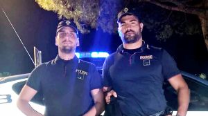 Trovano 900 euro in terra a Cesenatico: restituiti a due anziani
